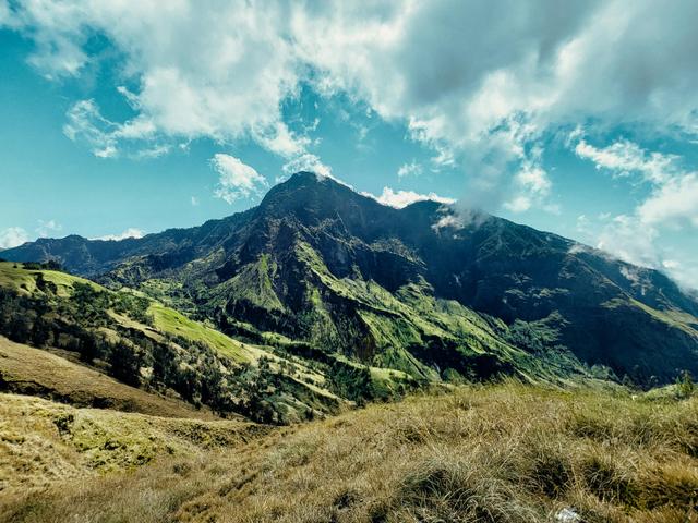 7 Fakta Unik Gunung Rinjani yang Memukau: Cerita dari Jalur Pendakian